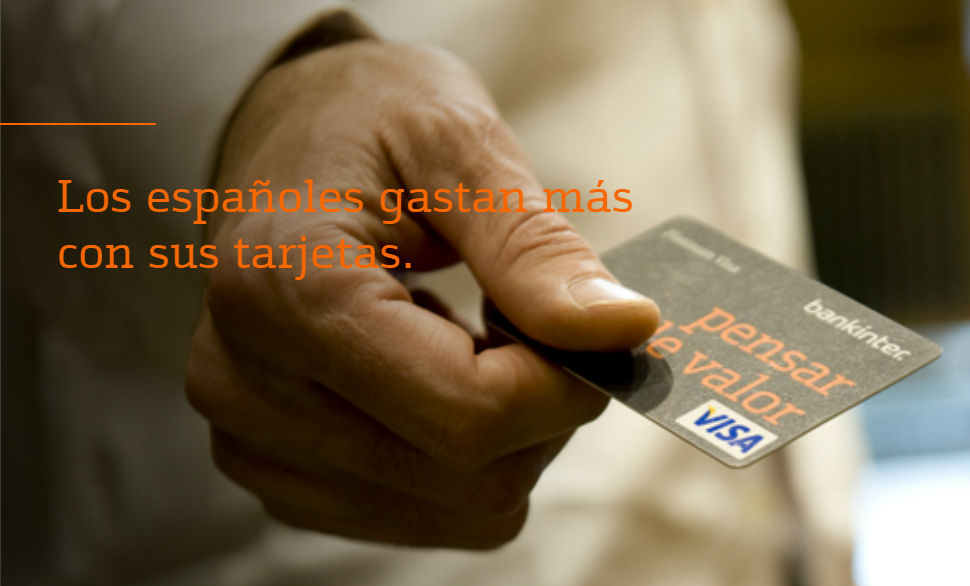 Españoles aumentan gasto con tarjeta
