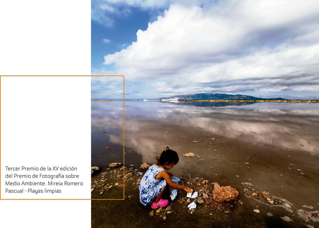 Tercer Premio de la XV edición del Premio de Fotografía sobre Medio Ambiente. Mireia Romero Pascual - Playas limpias